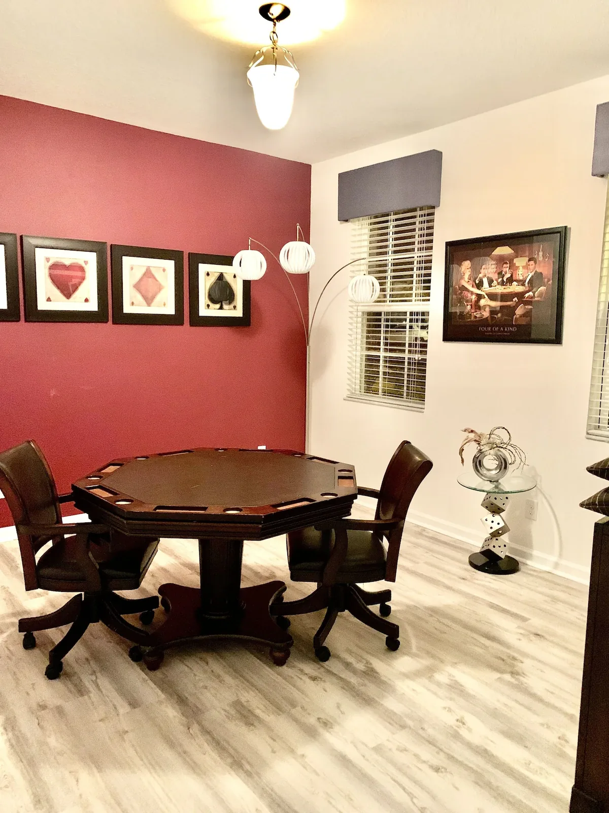 Bonus poker room with card table